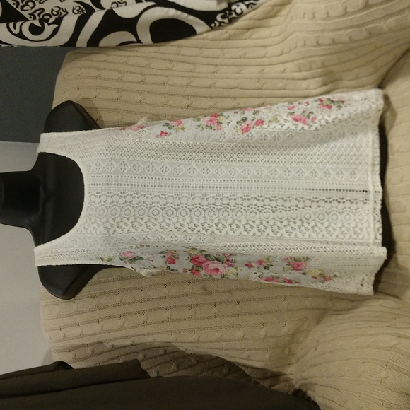 Cupio Tops - Women's floral and lace white/ivory sleeveless top. Size M